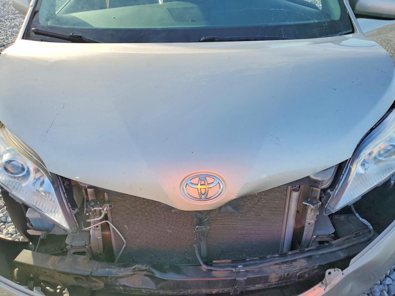 2015 TOYOTA SIENNA XLE photo 12