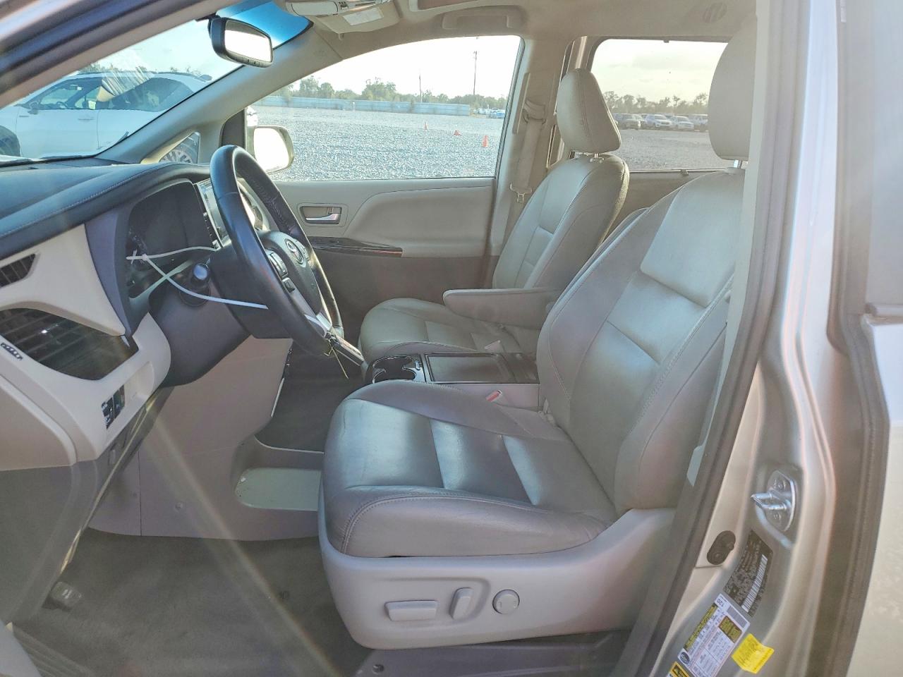 2015 TOYOTA SIENNA XLE photo 7