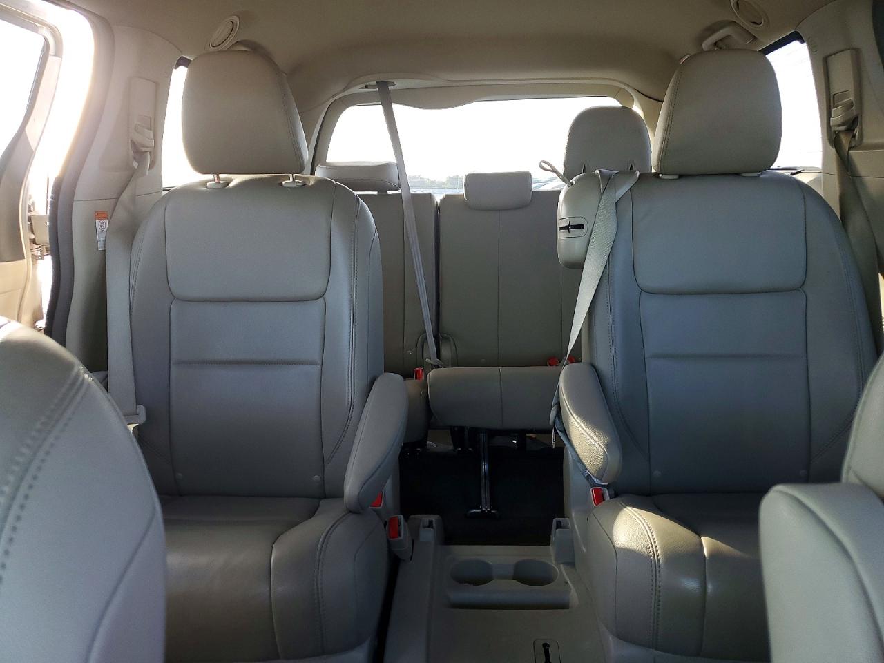 2015 TOYOTA SIENNA XLE photo 10