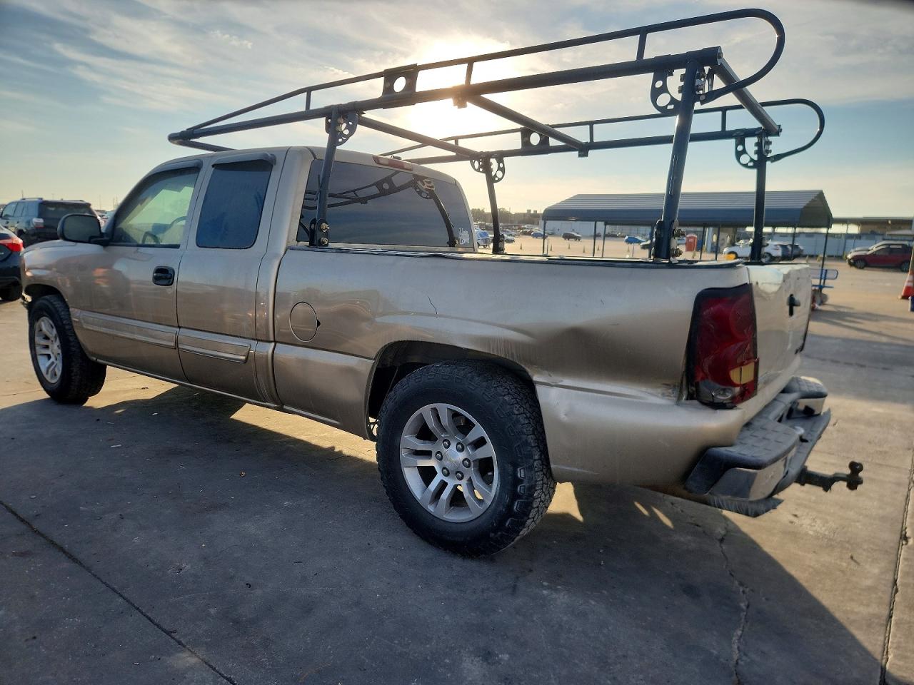 2004 CHEVROLET SILVERADO C1500 photo 2
