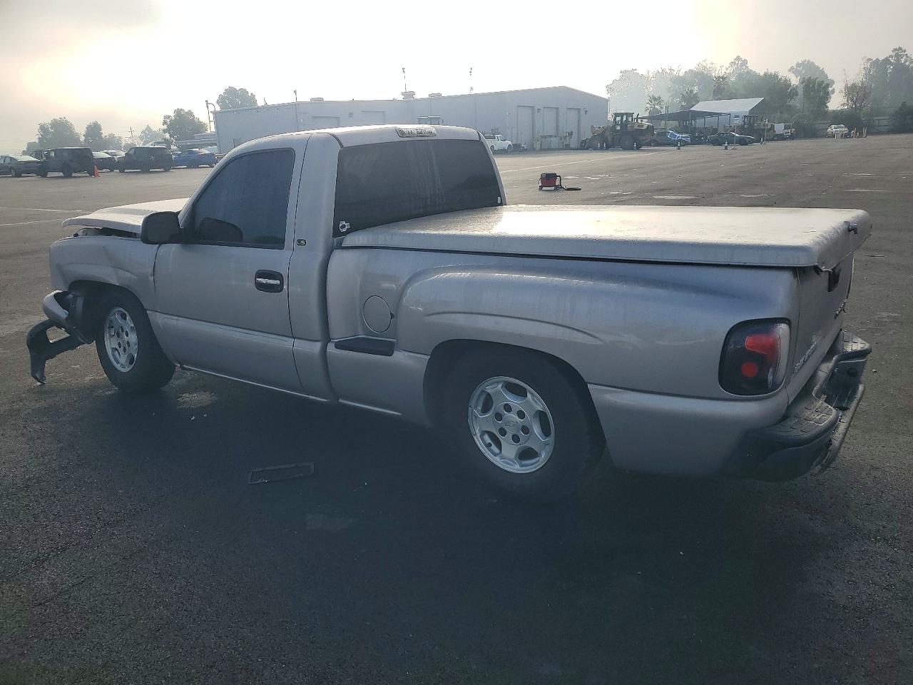 2004 CHEVROLET SILVERADO C1500 photo 2