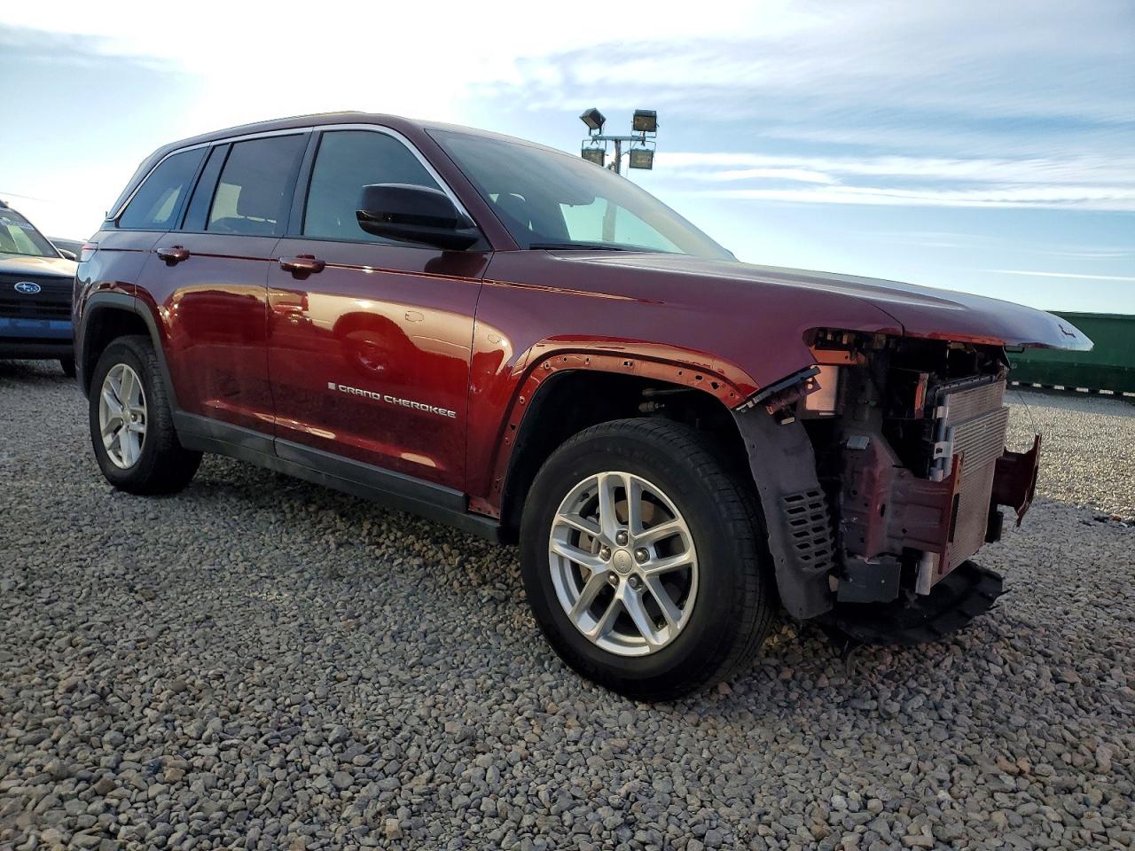 2024 JEEP GRAND CHEROKEE LAREDO photo 4