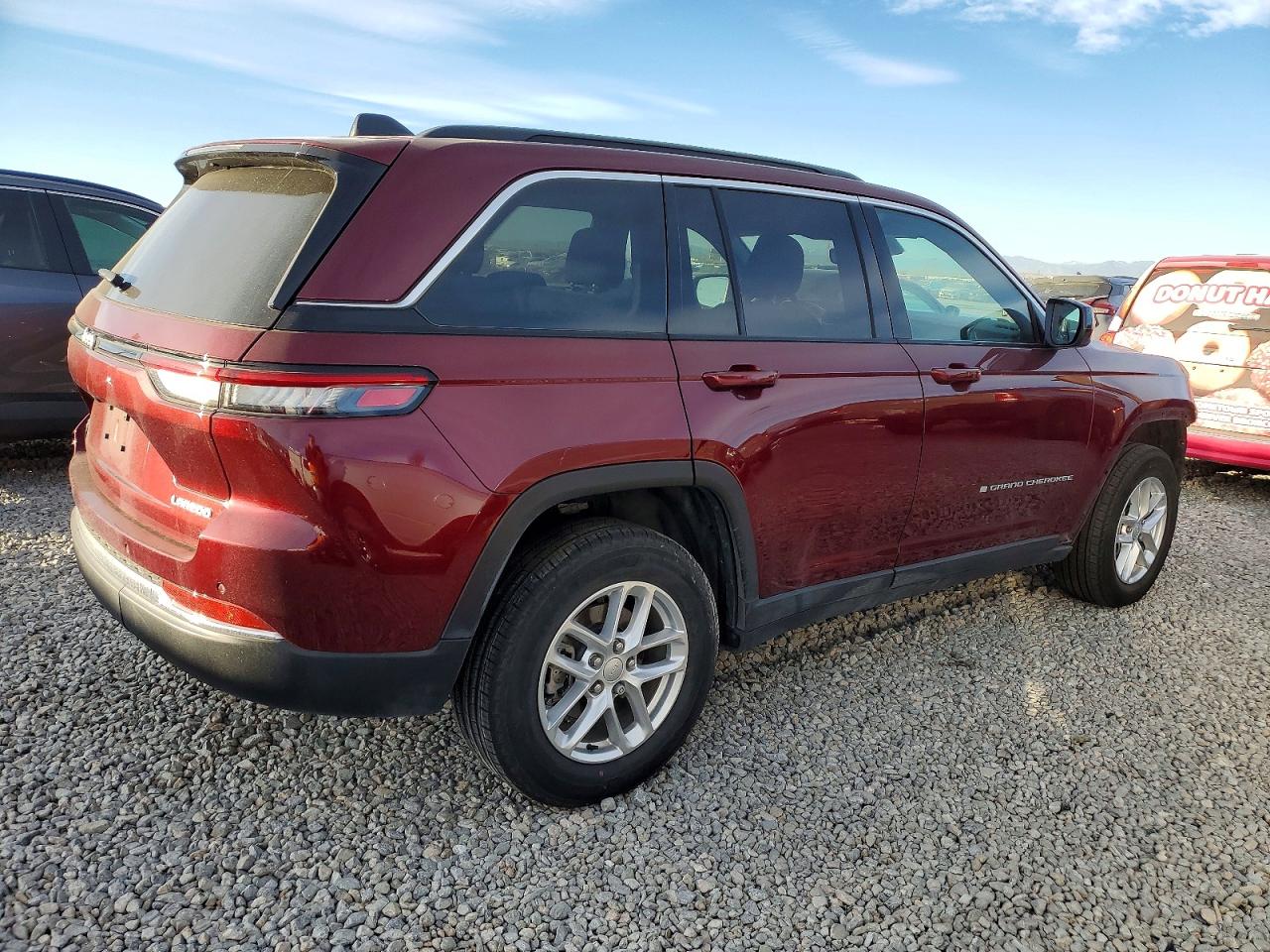 2024 JEEP GRAND CHEROKEE LAREDO photo 3