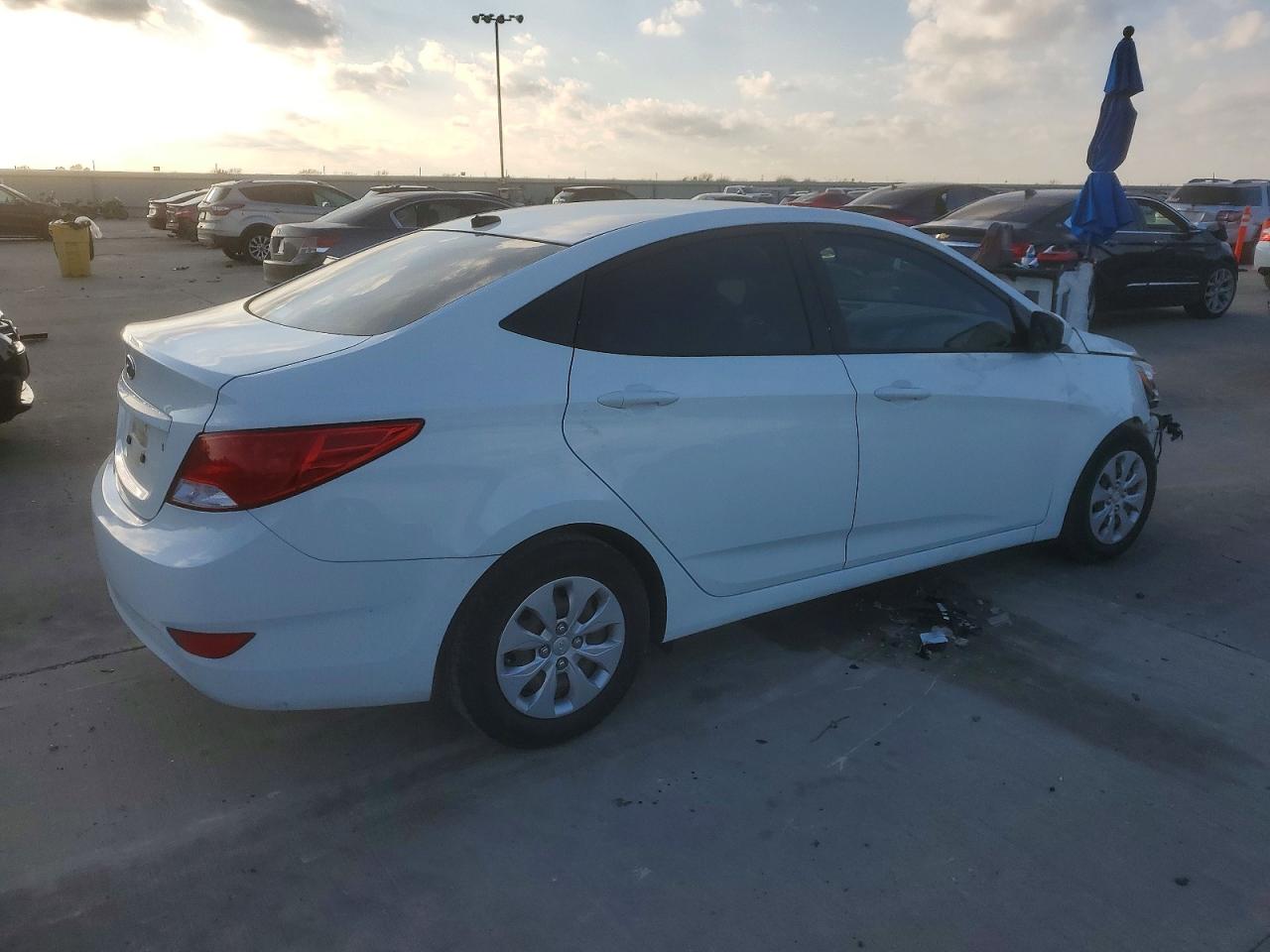 2016 HYUNDAI ACCENT SE photo 3