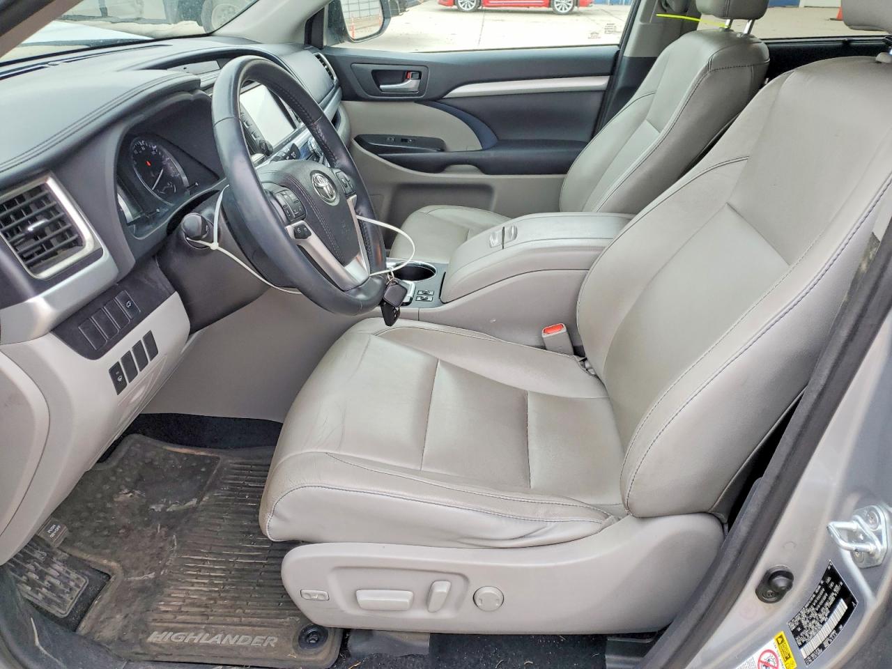 2016 TOYOTA HIGHLANDER XLE photo 13