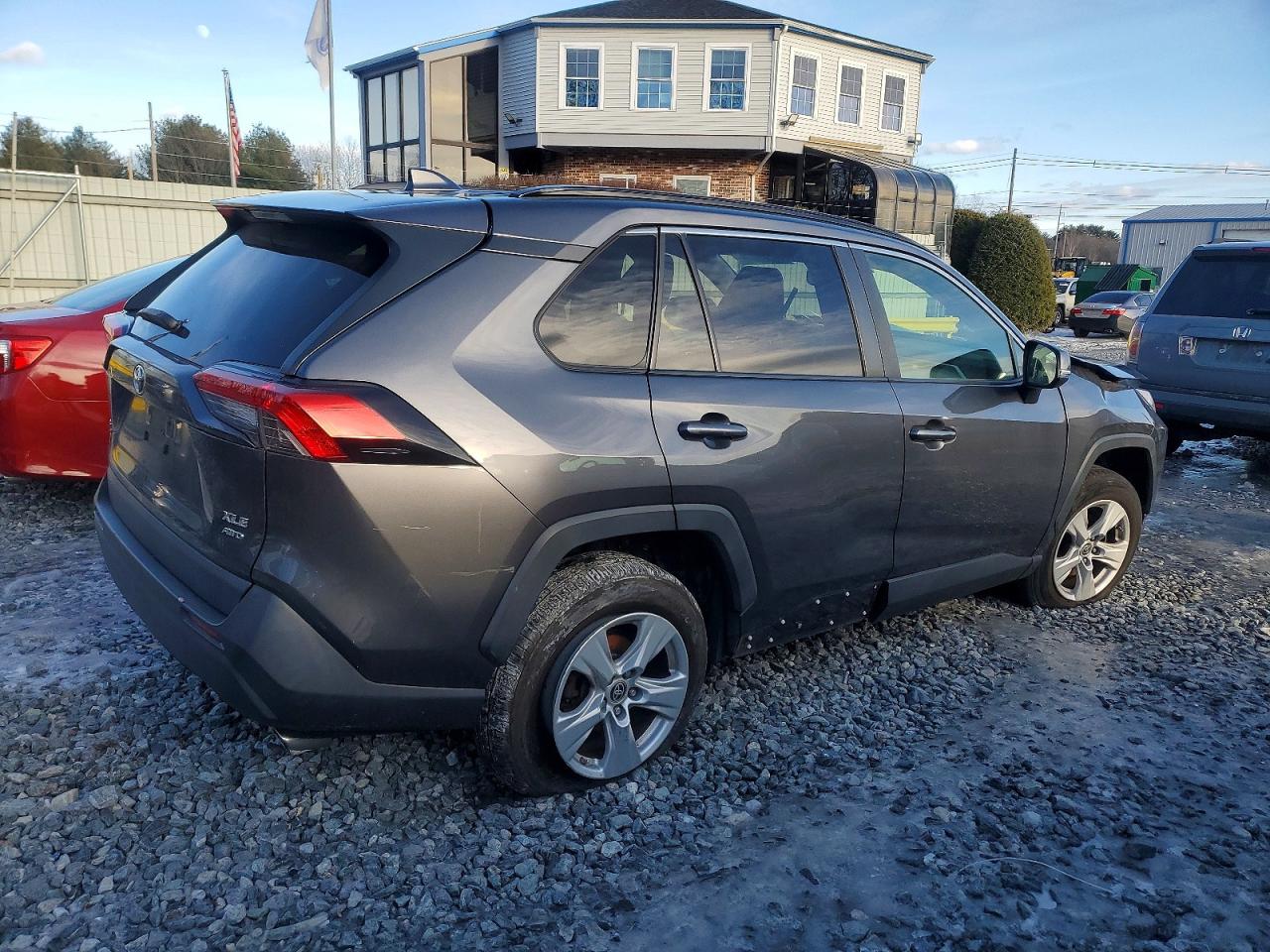 2019 TOYOTA RAV4 XLE photo 3