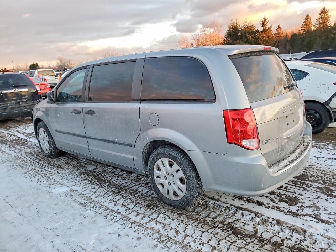 2015 DODGE GRAND CARAVAN SE photo 2