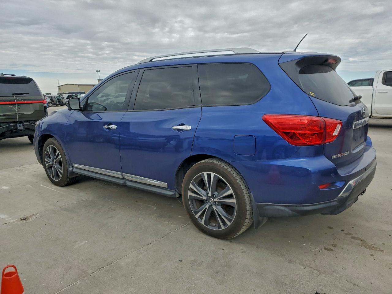 2017 NISSAN PATHFINDER S photo 2