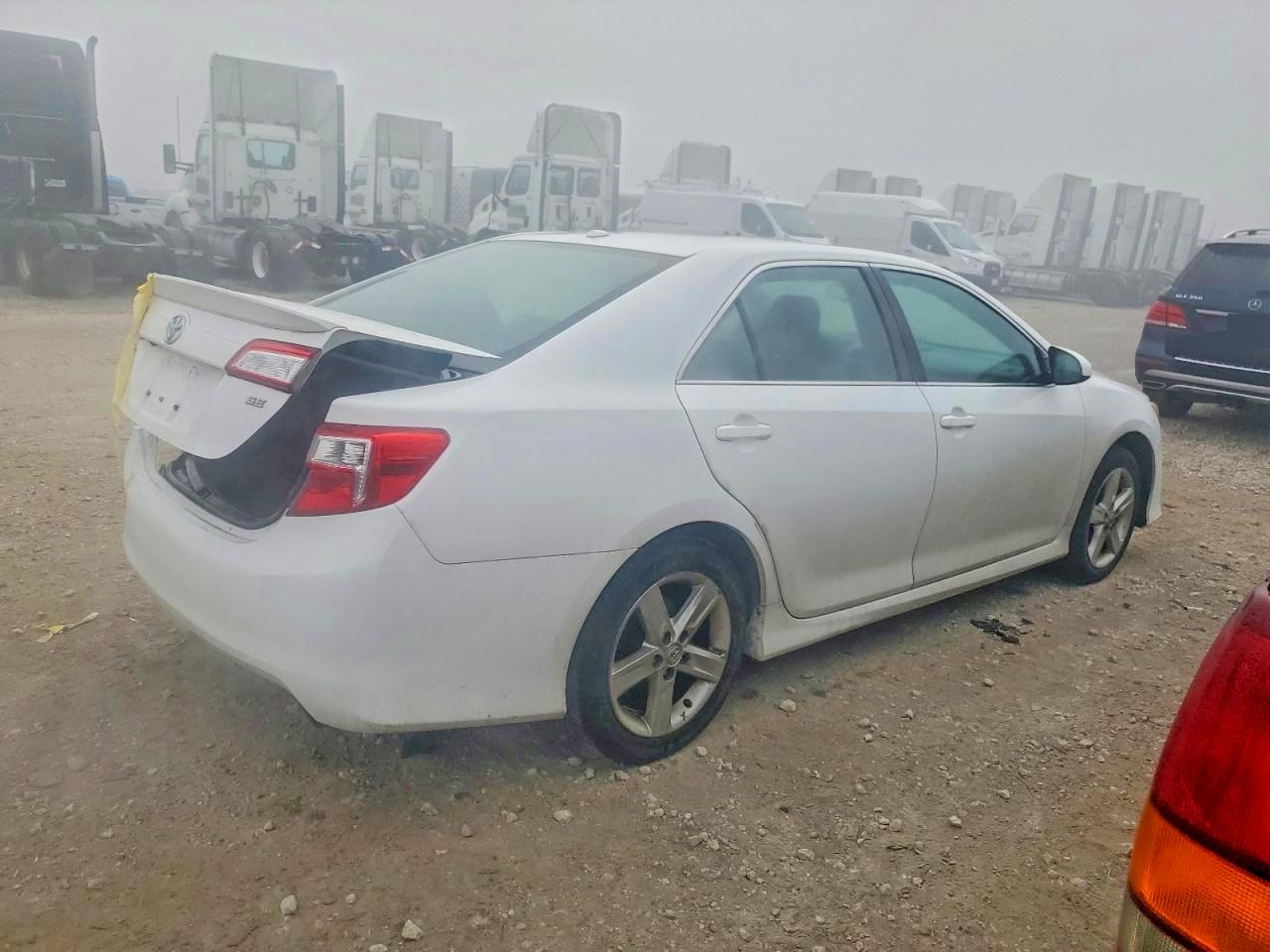 2014 TOYOTA CAMRY L photo 3