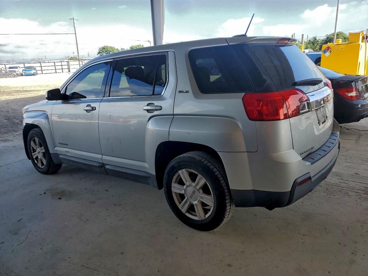 2015 GMC TERRAIN SLE photo 2