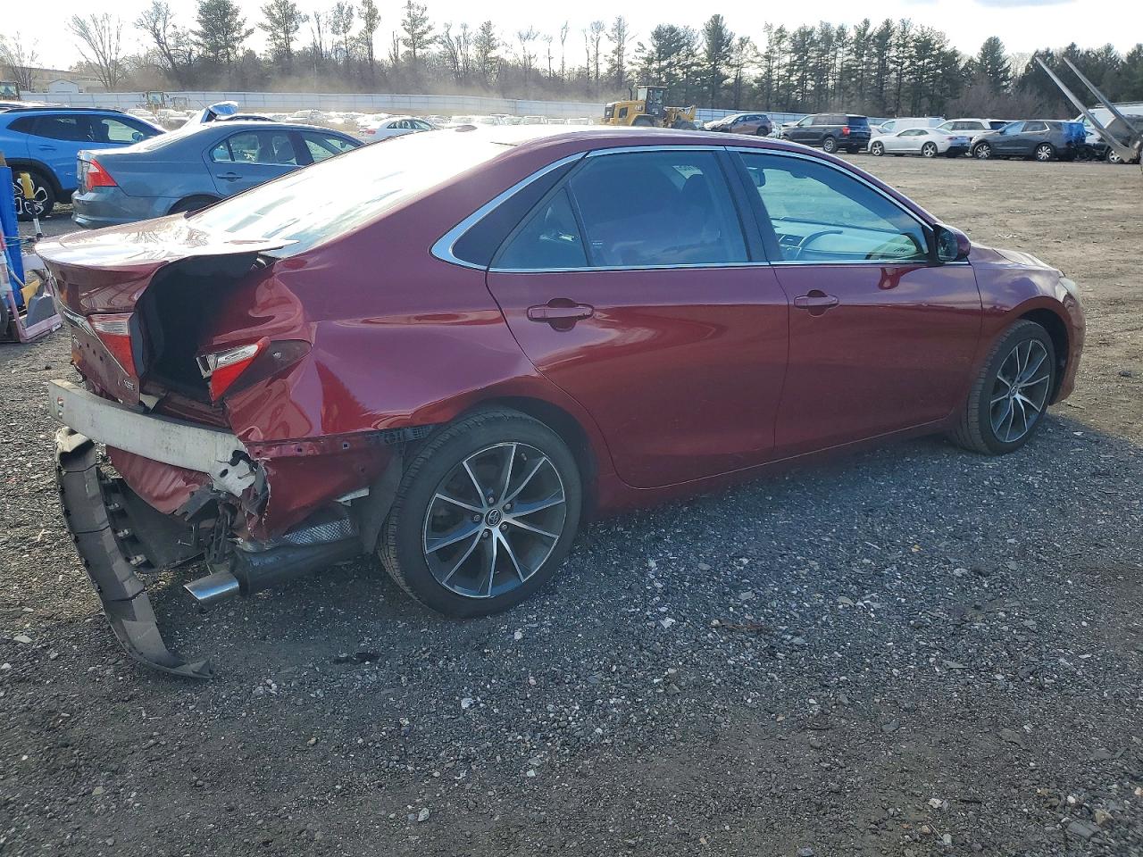 2015 TOYOTA CAMRY LE photo 3