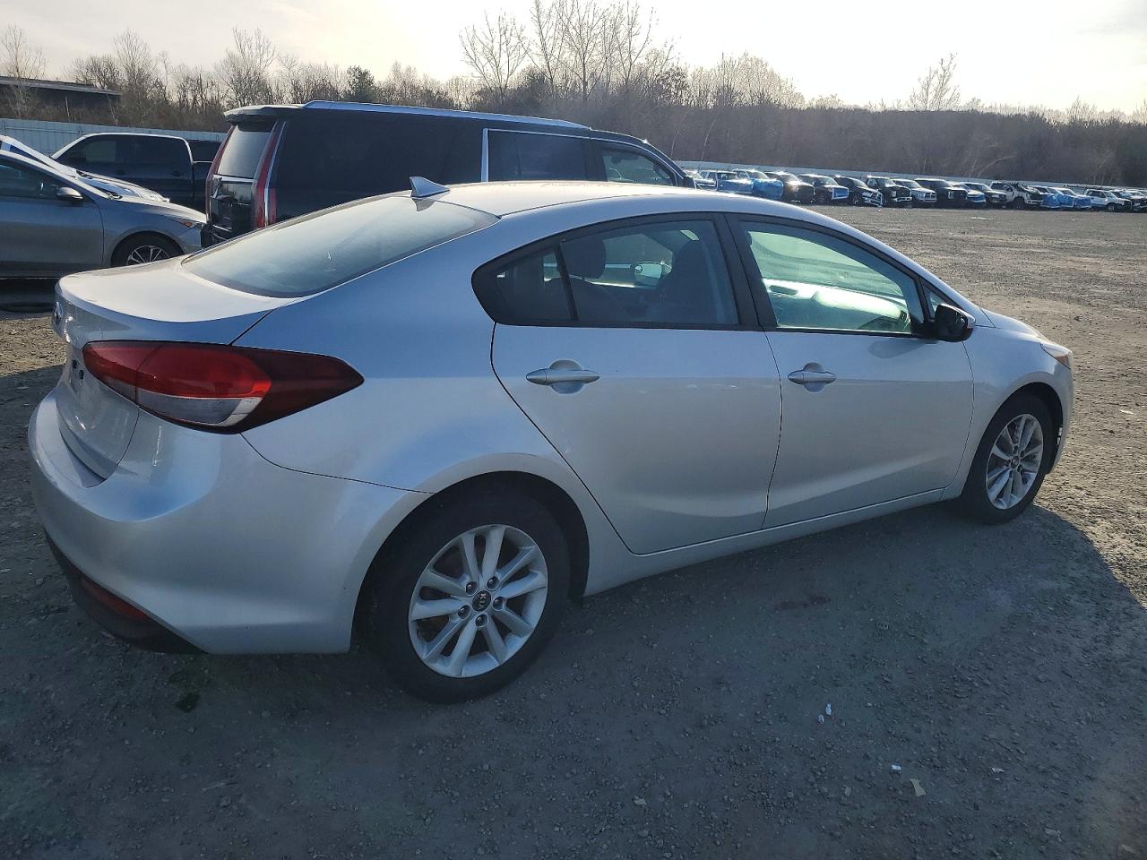 2017 KIA FORTE LX photo 3
