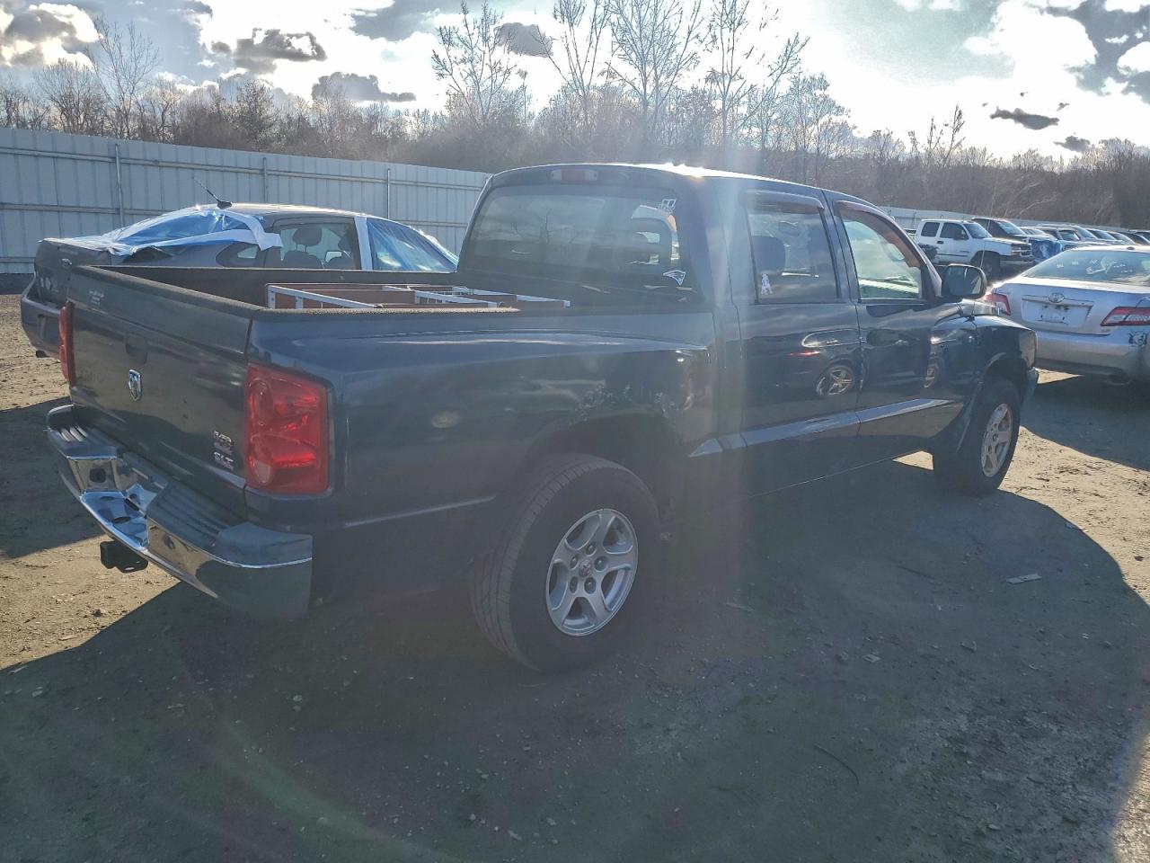2005 DODGE DAKOTA QUAD SLT photo 3