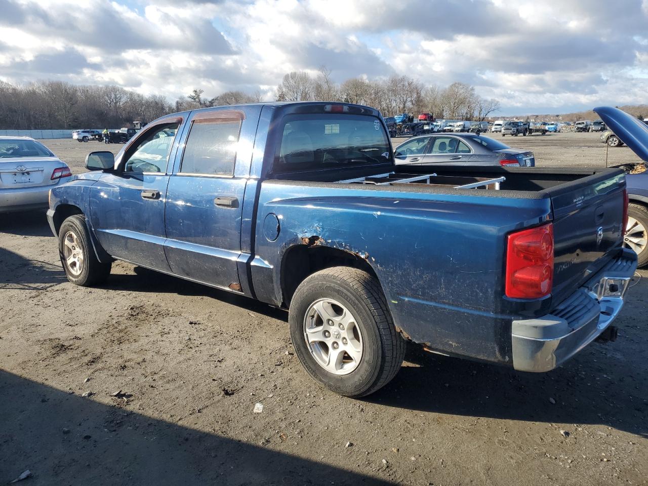 2005 DODGE DAKOTA QUAD SLT photo 2