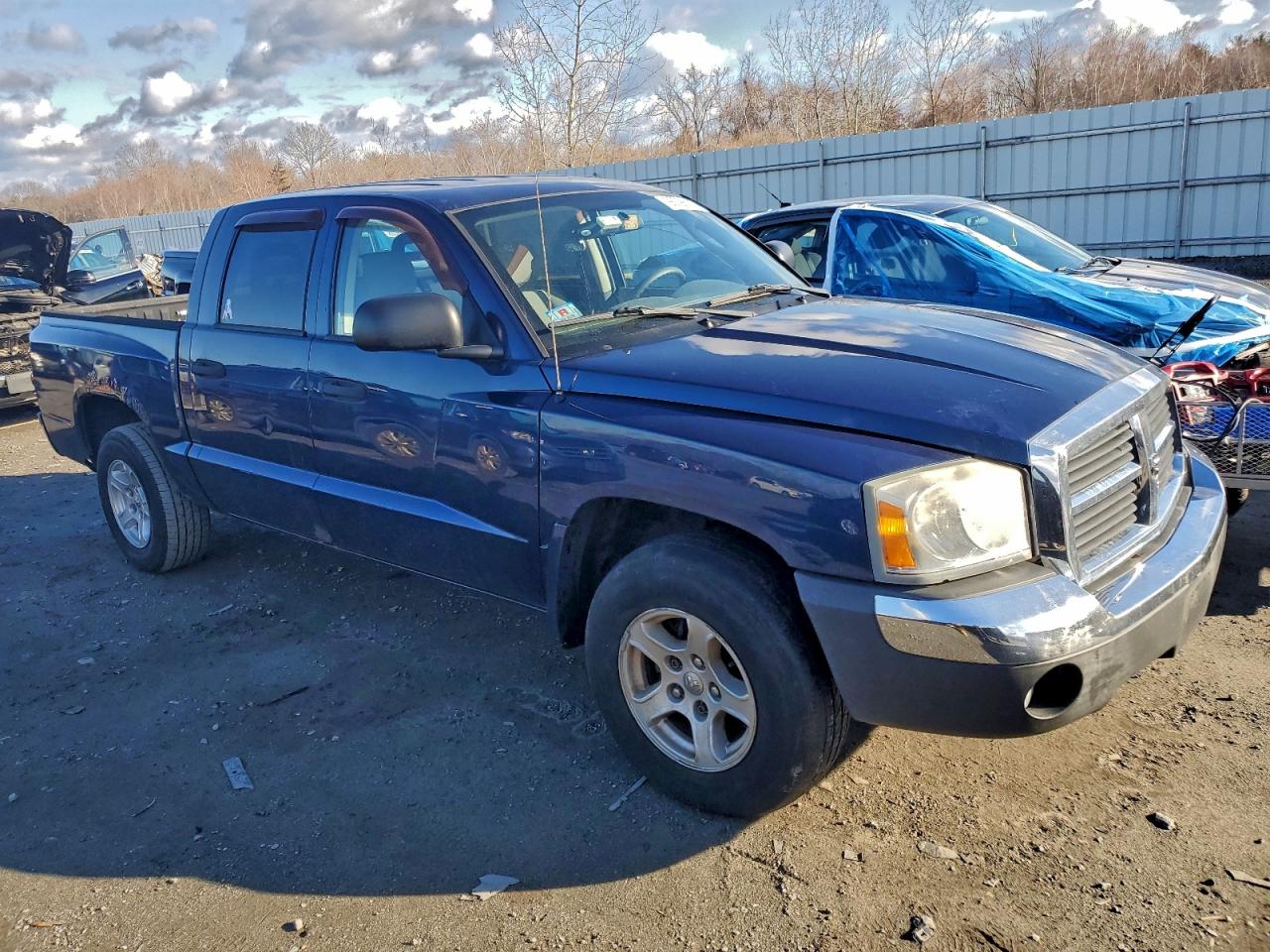 2005 DODGE DAKOTA QUAD SLT photo 4