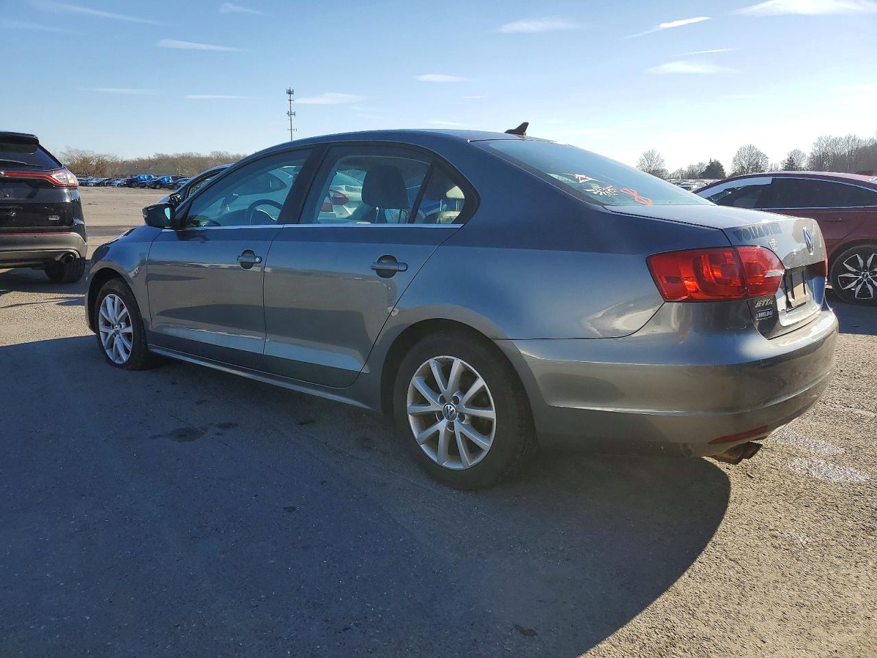 2013 VOLKSWAGEN JETTA SE photo 2