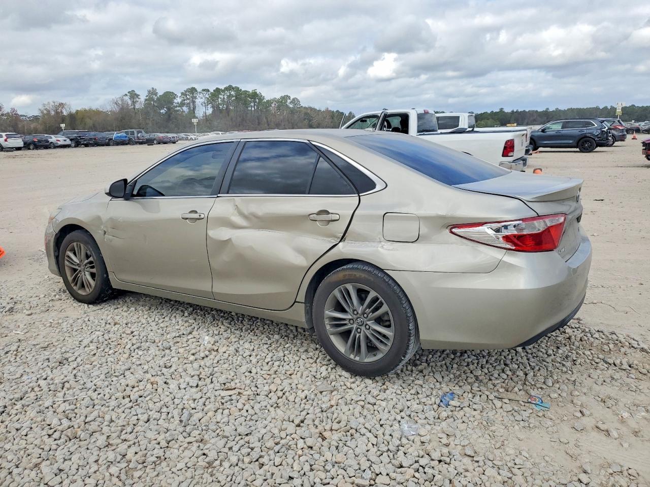 2017 TOYOTA CAMRY LE photo 2