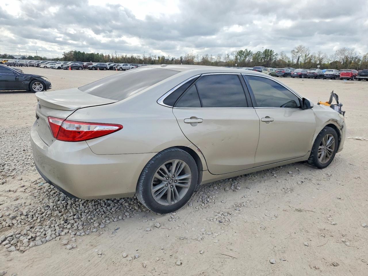 2017 TOYOTA CAMRY LE photo 3