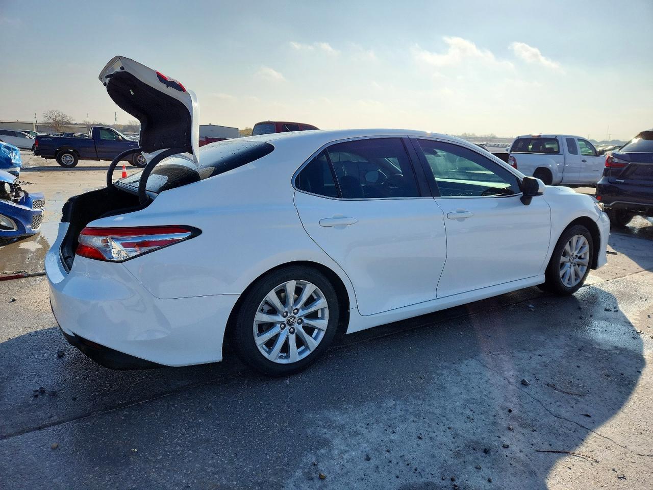 2018 TOYOTA CAMRY photo 3