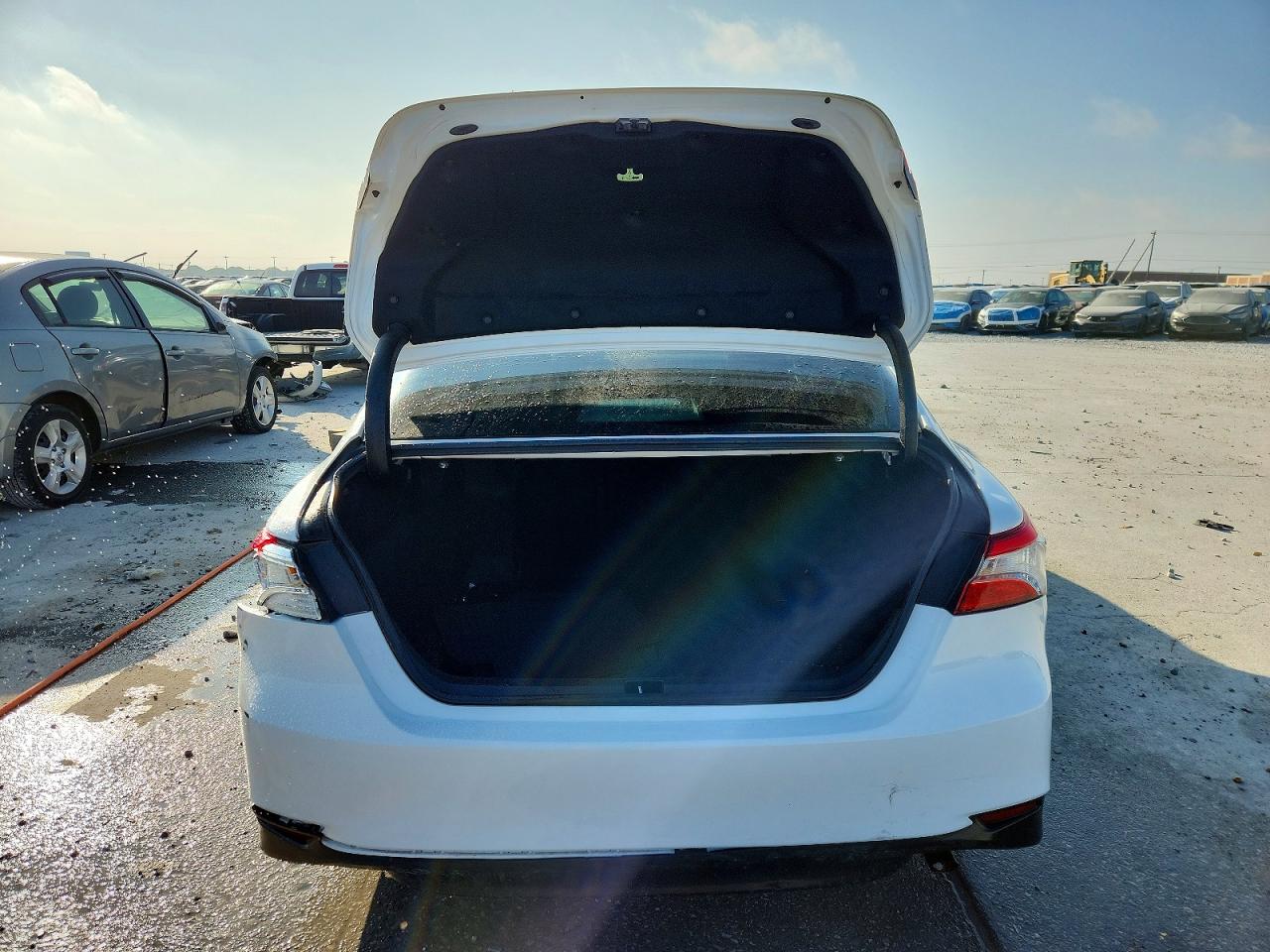 2018 TOYOTA CAMRY photo 6
