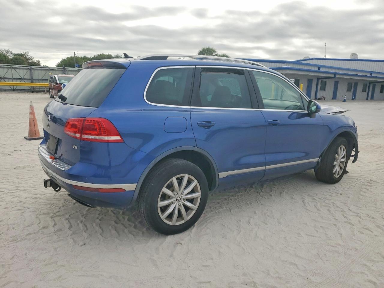 2016 VOLKSWAGEN TOUAREG SPORT photo 5