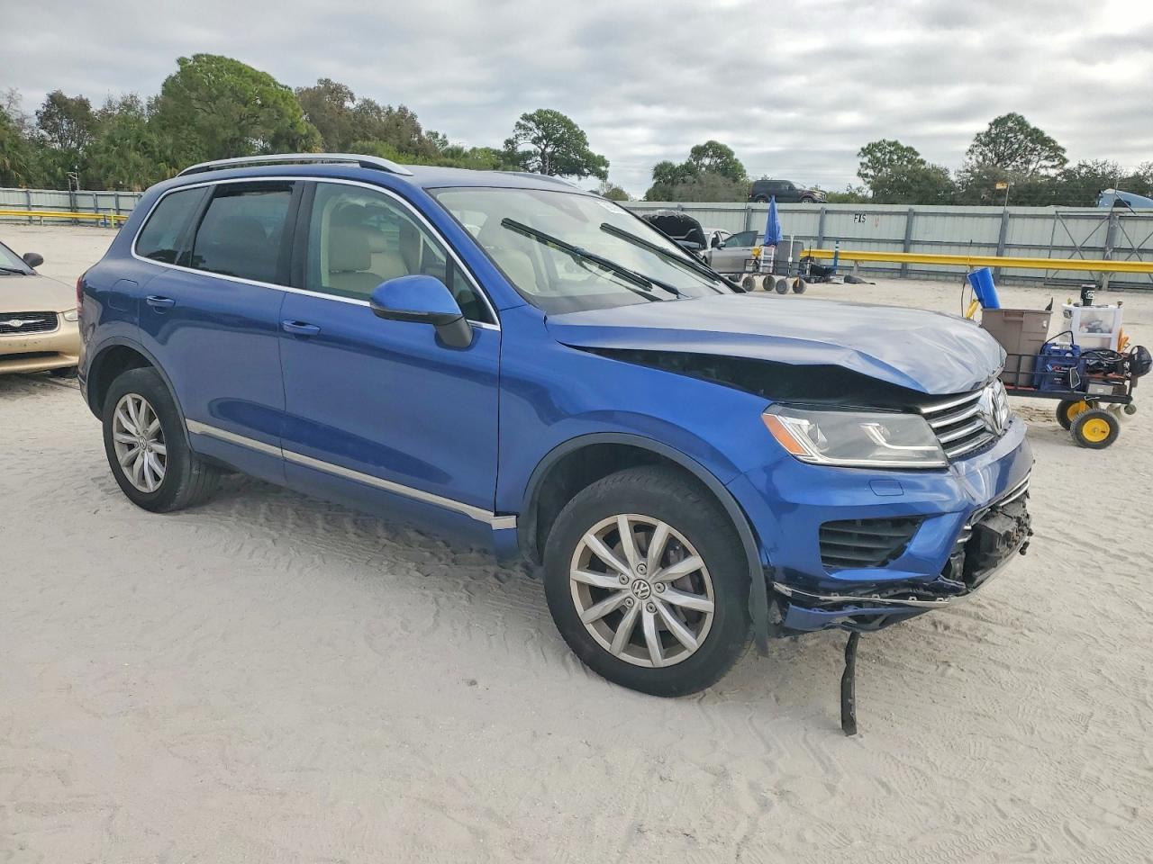 2016 VOLKSWAGEN TOUAREG SPORT photo 7