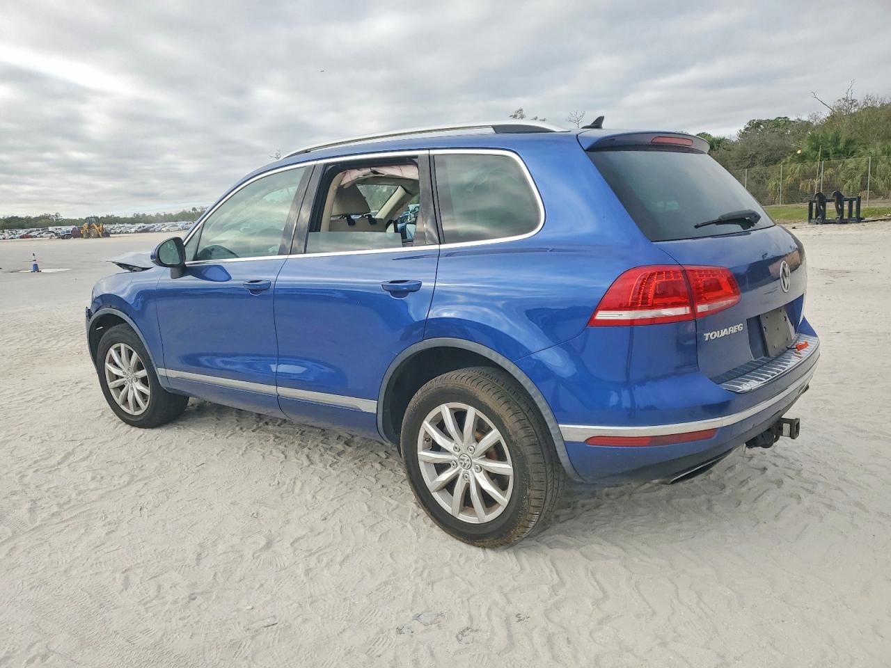 2016 VOLKSWAGEN TOUAREG SPORT photo 3