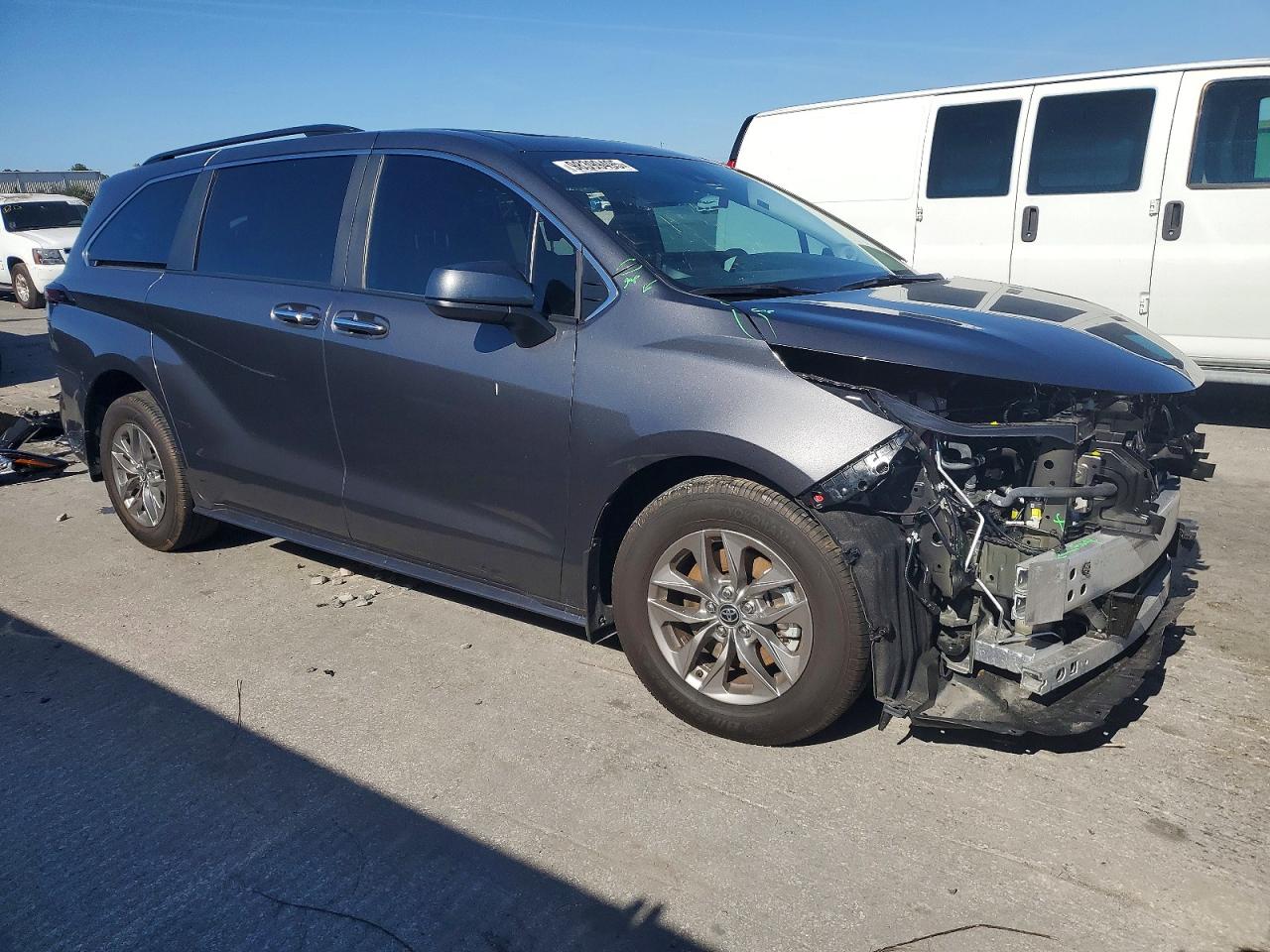2025 TOYOTA SIENNA XLE photo 4