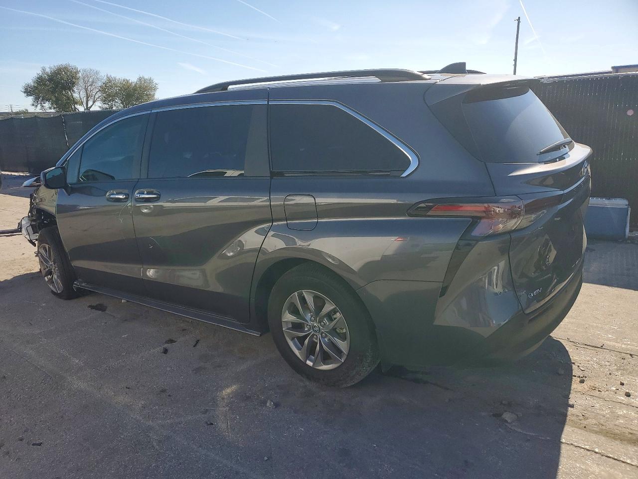 2025 TOYOTA SIENNA XLE photo 2