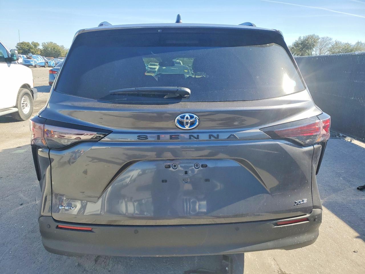 2025 TOYOTA SIENNA XLE photo 6