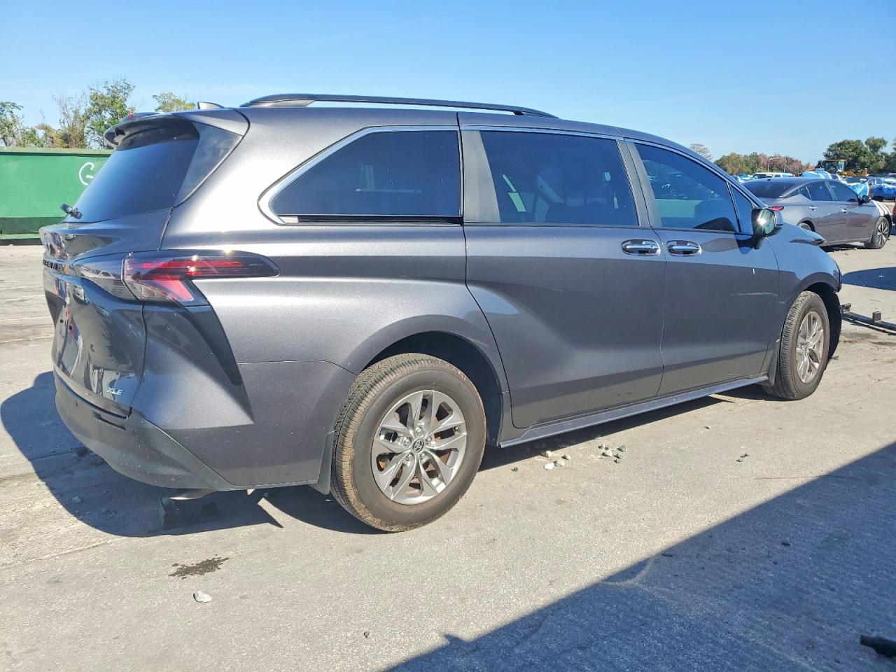 2025 TOYOTA SIENNA XLE photo 3