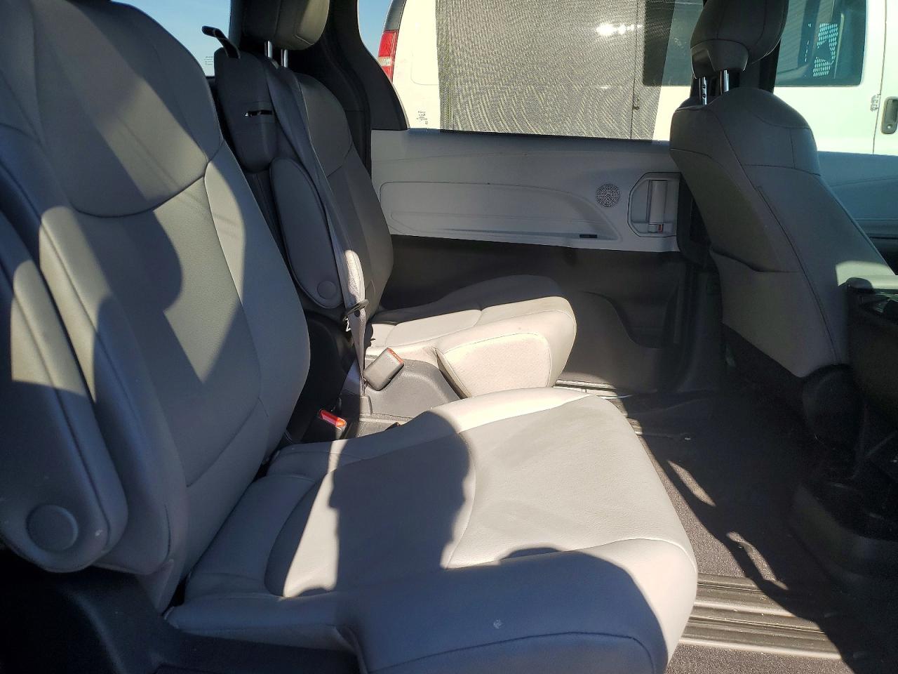 2025 TOYOTA SIENNA XLE photo 11