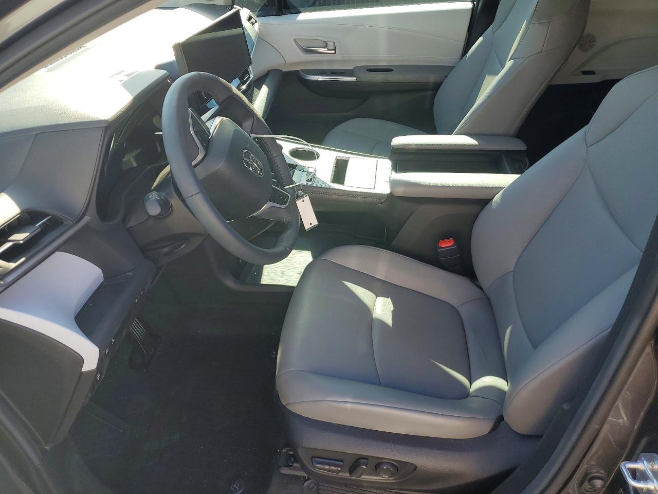 2025 TOYOTA SIENNA XLE photo 7