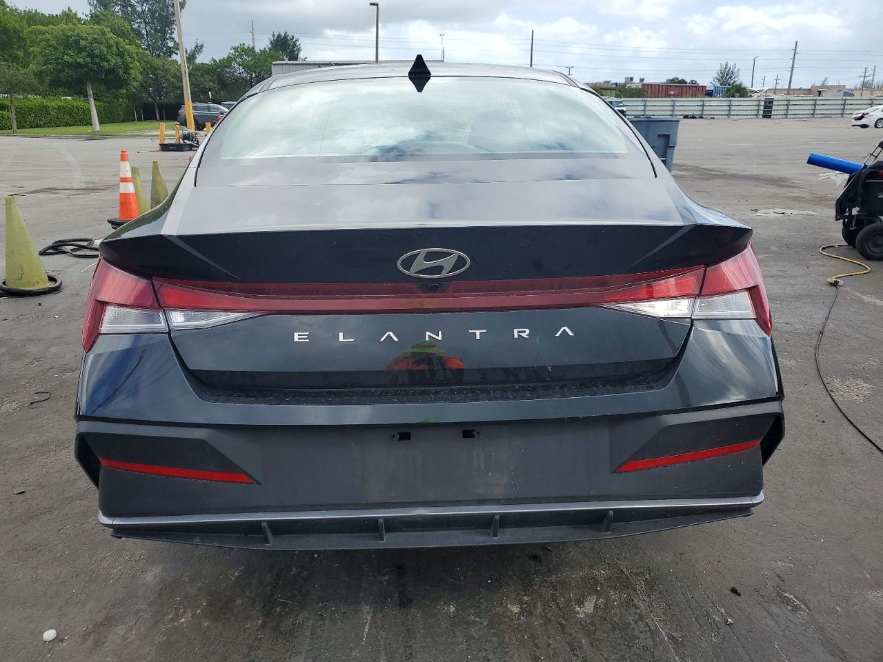 2024 HYUNDAI ELANTRA SEL photo 11