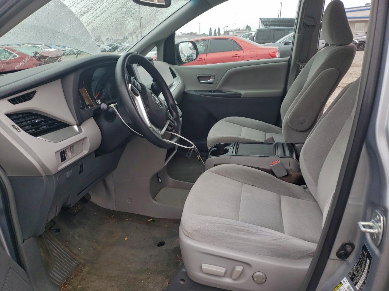 2015 TOYOTA SIENNA LE photo 7