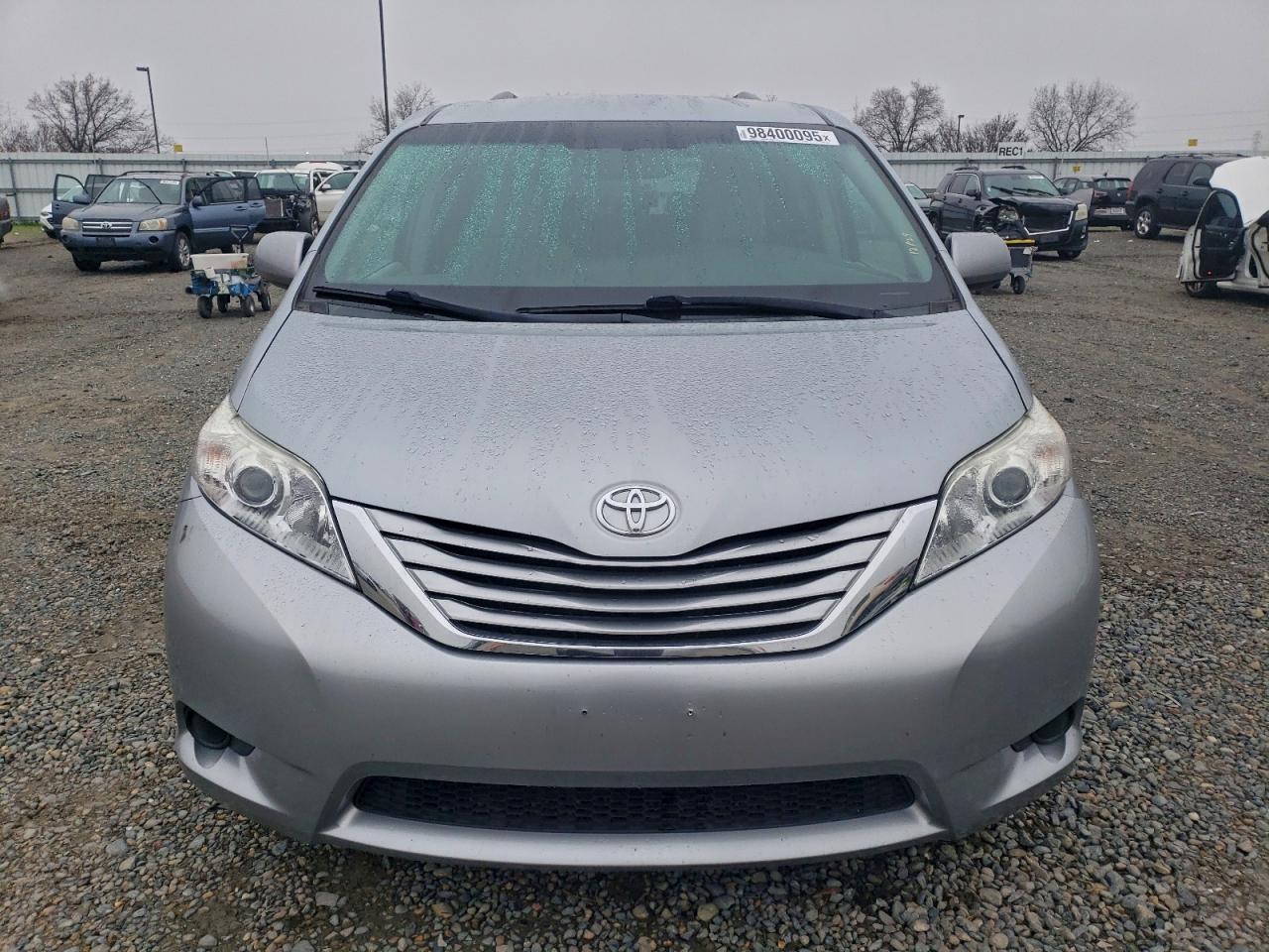2015 TOYOTA SIENNA LE photo 5
