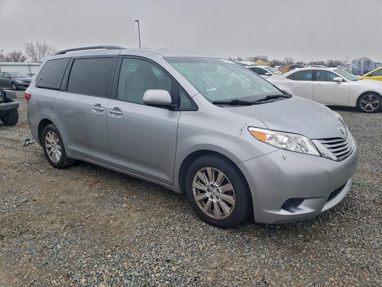 2015 TOYOTA SIENNA LE photo 4