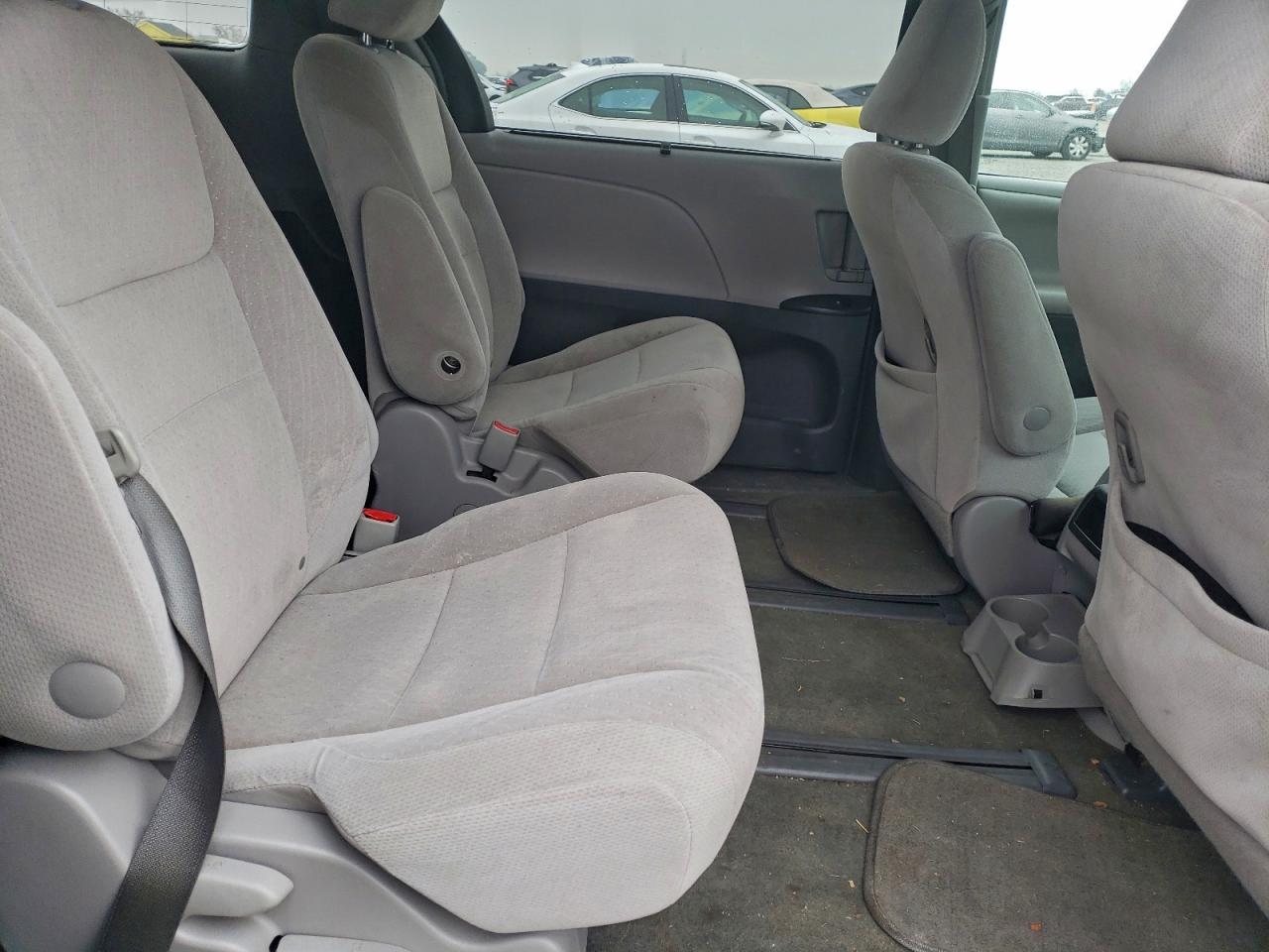 2015 TOYOTA SIENNA LE photo 11