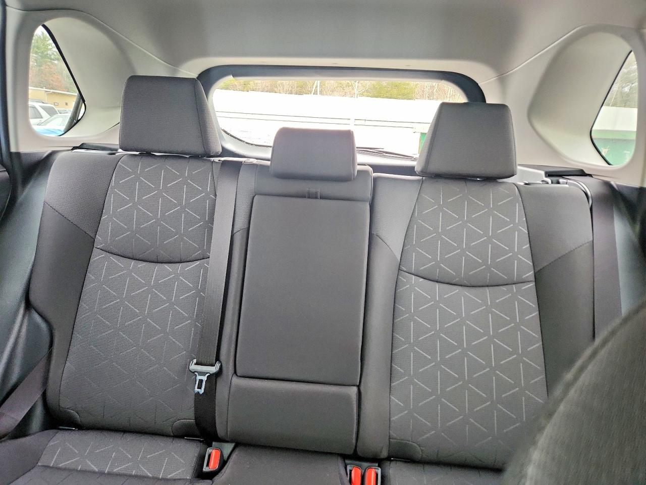 2025 TOYOTA RAV4 XLE photo 28