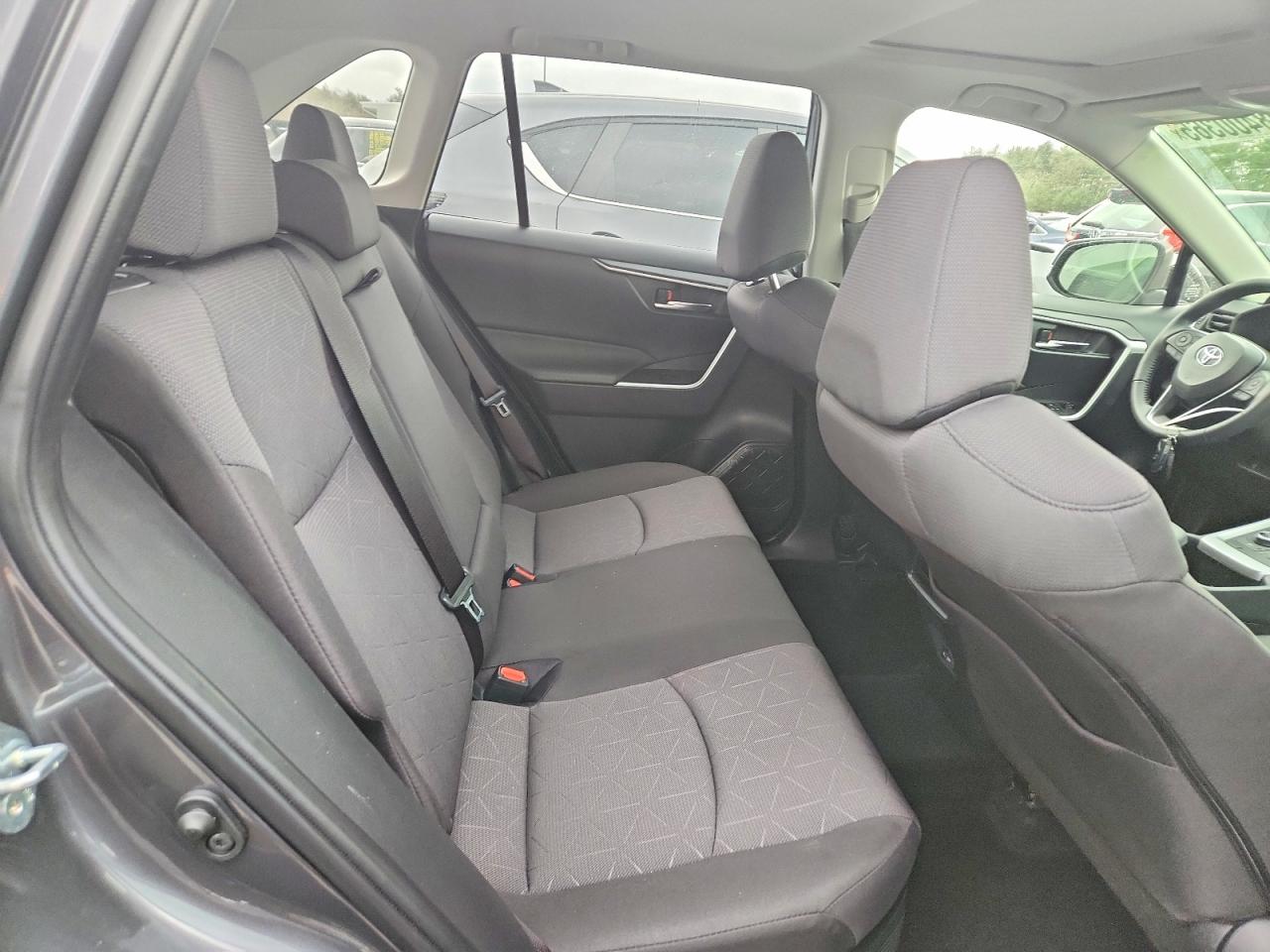 2025 TOYOTA RAV4 XLE photo 31