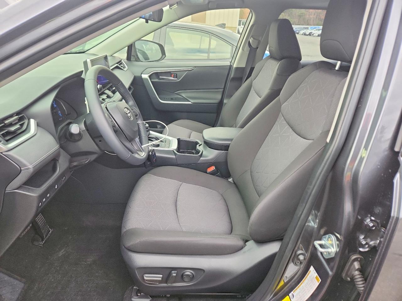 2025 TOYOTA RAV4 XLE photo 19