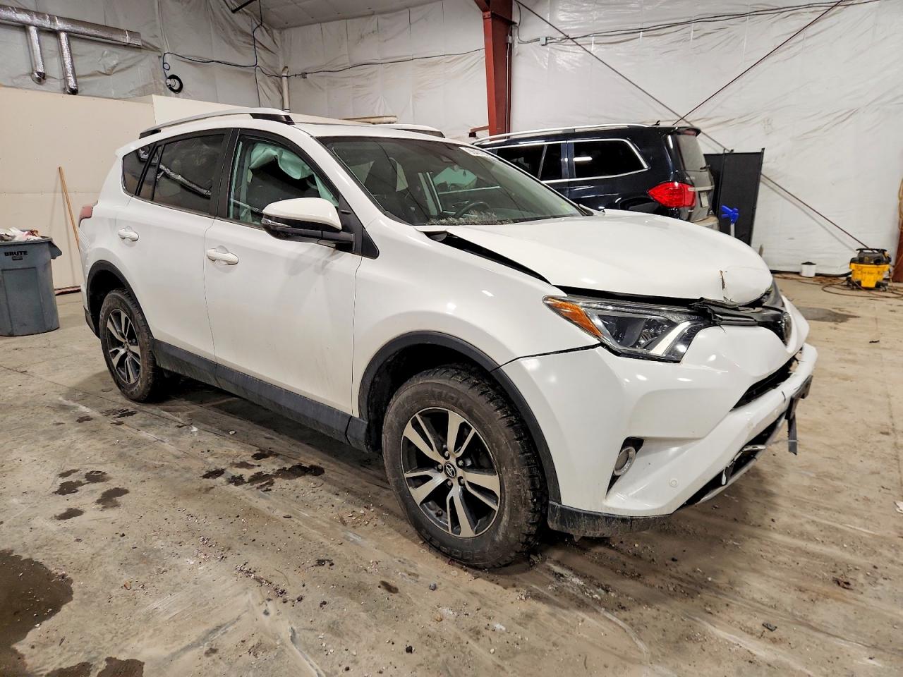 2016 TOYOTA RAV4 XLE photo 4