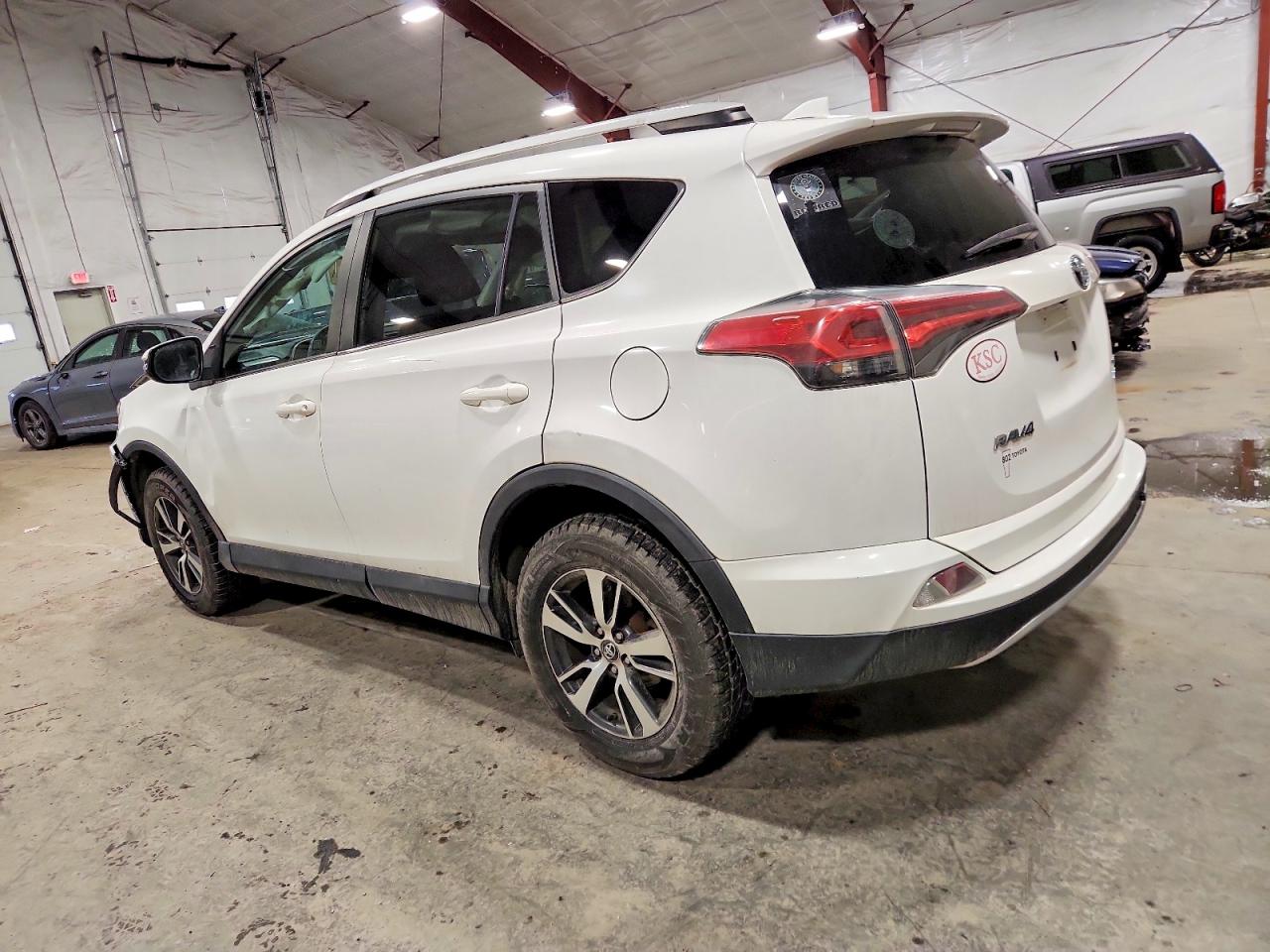 2016 TOYOTA RAV4 XLE photo 2