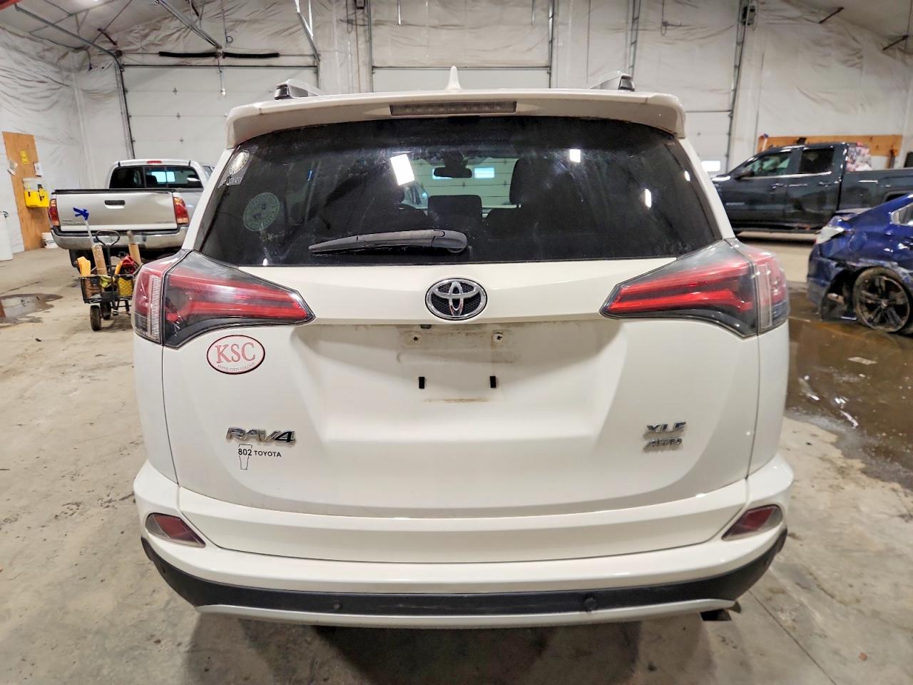 2016 TOYOTA RAV4 XLE photo 6