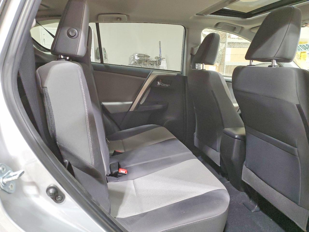 2015 TOYOTA RAV4 XLE photo 21