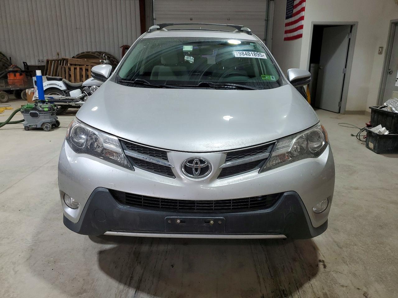 2015 TOYOTA RAV4 XLE photo 9