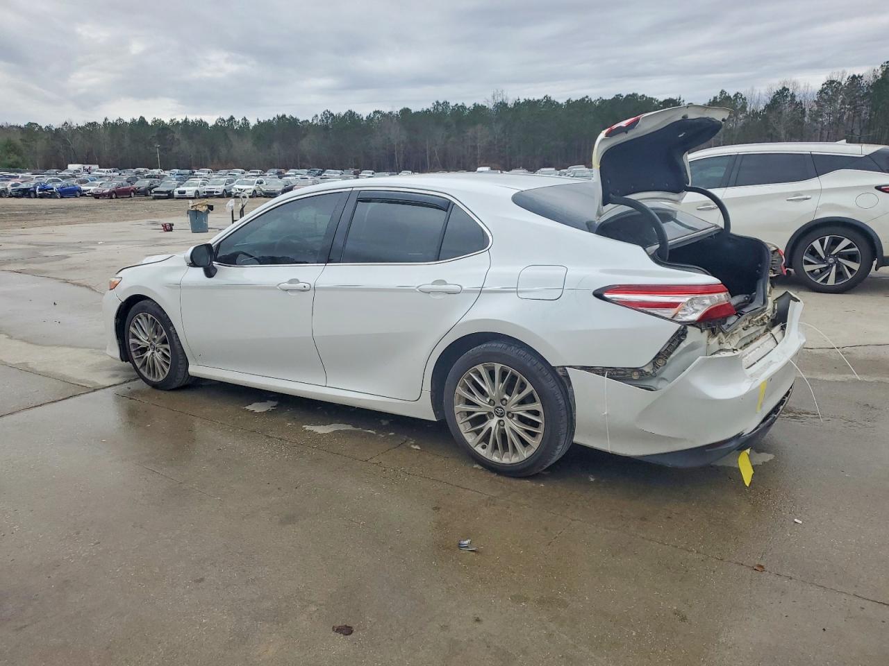 2018 TOYOTA CAMRY L photo 2