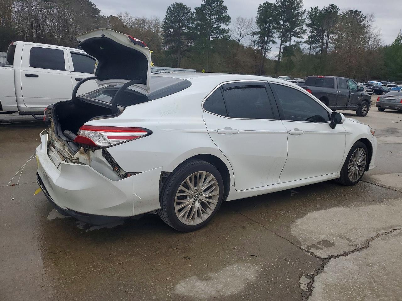 2018 TOYOTA CAMRY L photo 3