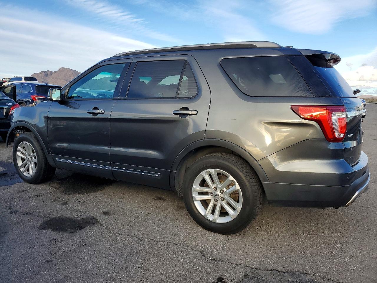2016 FORD EXPLORER XLT photo 3
