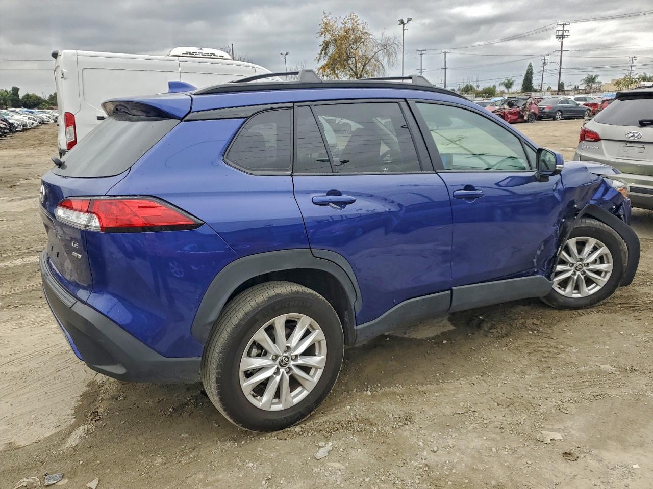 2023 TOYOTA COROLLA CROSS LE photo 3